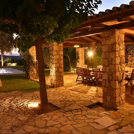 Mariza Villa *
